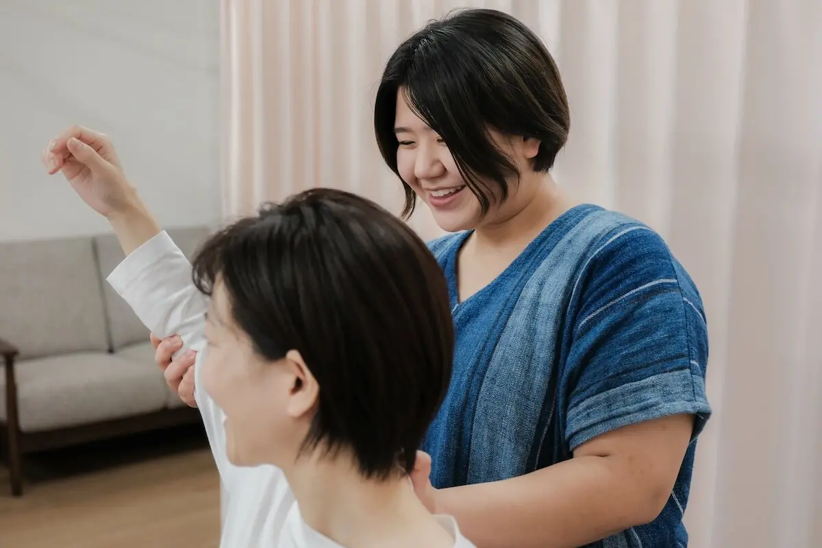 肩の動きを見ながら施術をしている様子