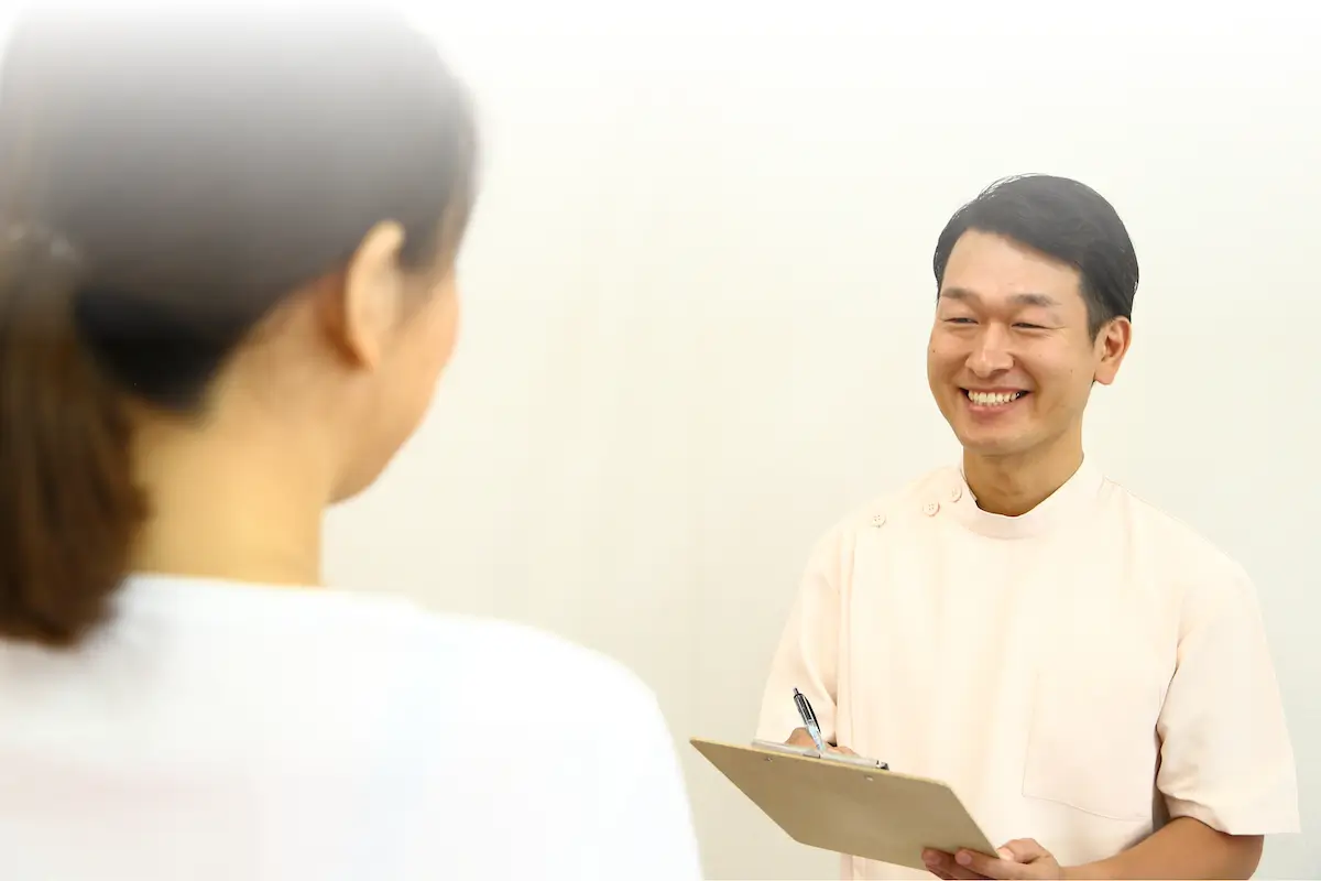 院長が問診している様子